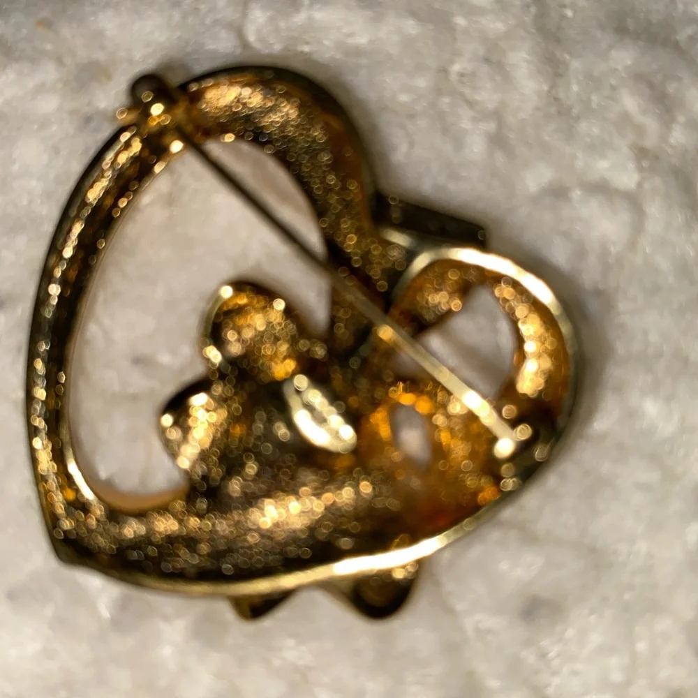 Elegant Gold Heart Brooch with Red Gem‎